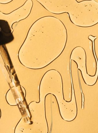 Retinol Kullanırken Yapılan 12 Büyük Hata Cilt bakım ürünü uygulayan bir kişinin, retinol kullanımında dikkat edilmesi gereken noktaları temsil eden görseli.