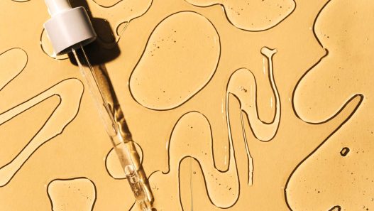 Cilt bakım ürünü uygulayan bir kişinin, retinol kullanımında dikkat edilmesi gereken noktaları temsil eden görseli.